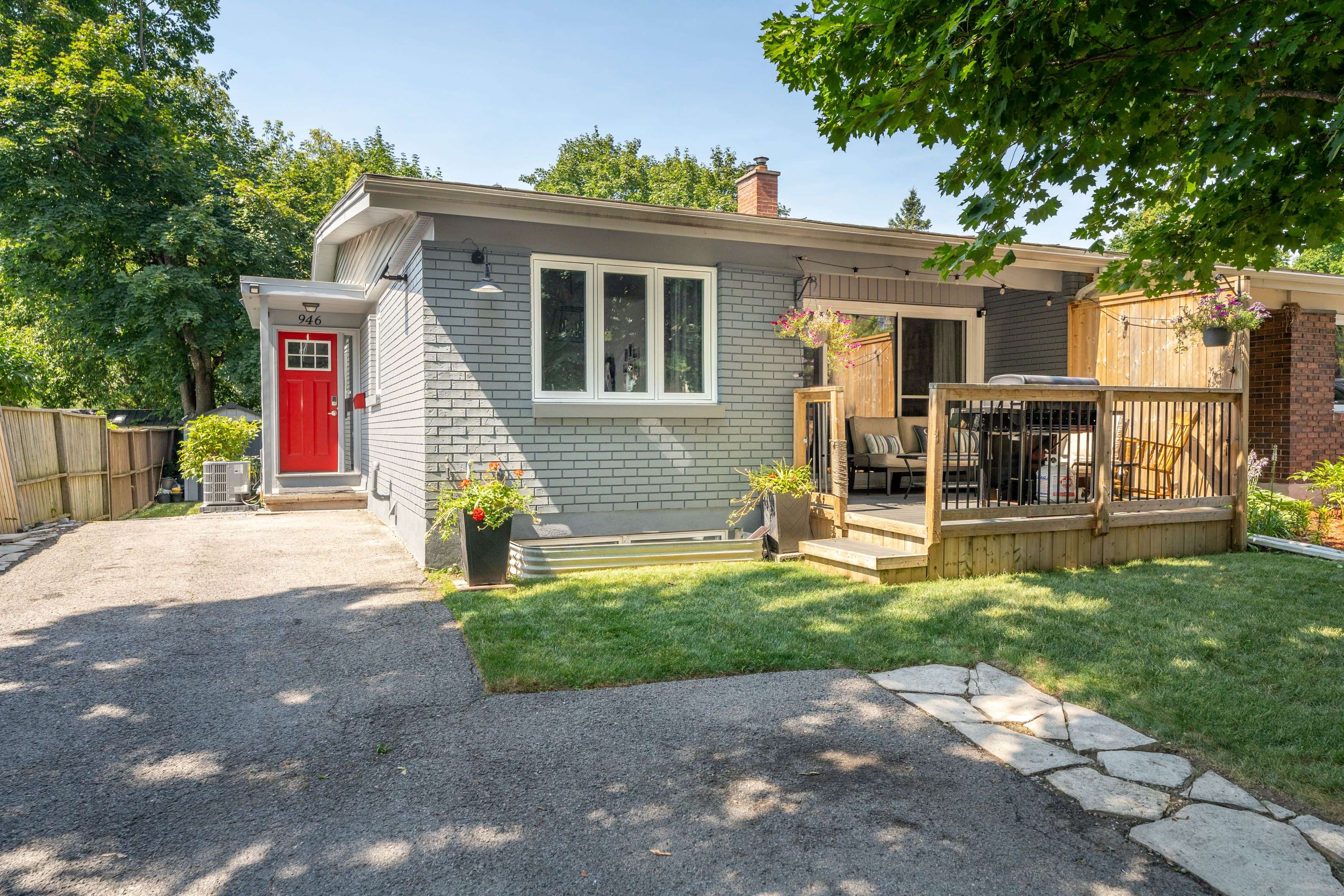 Beacon Hill North - South And Area, ON K1J 7T6,946 Elmsmere RD