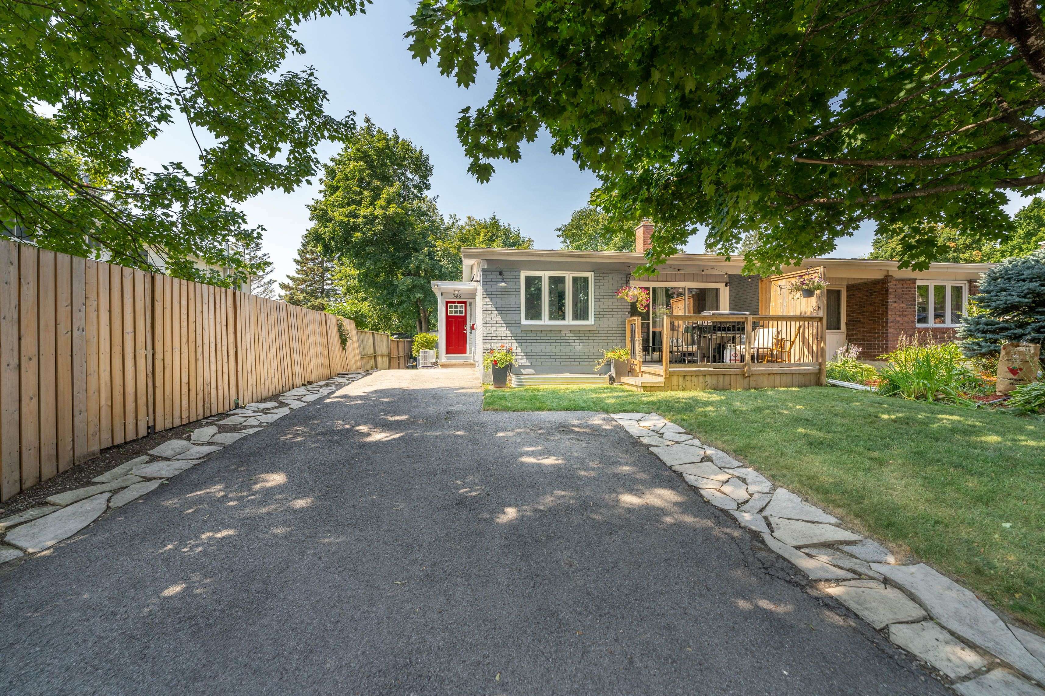 Beacon Hill North - South And Area, ON K1J 7T6,946 Elmsmere RD