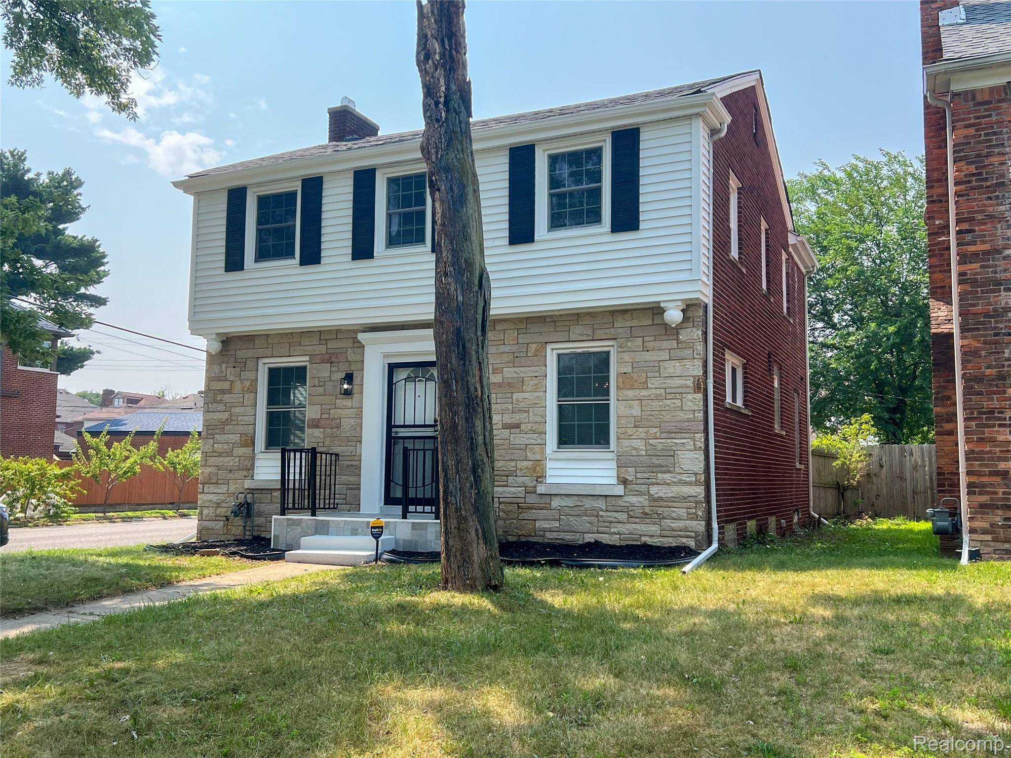 Detroit, MI 48221,18603 Roselawn ST