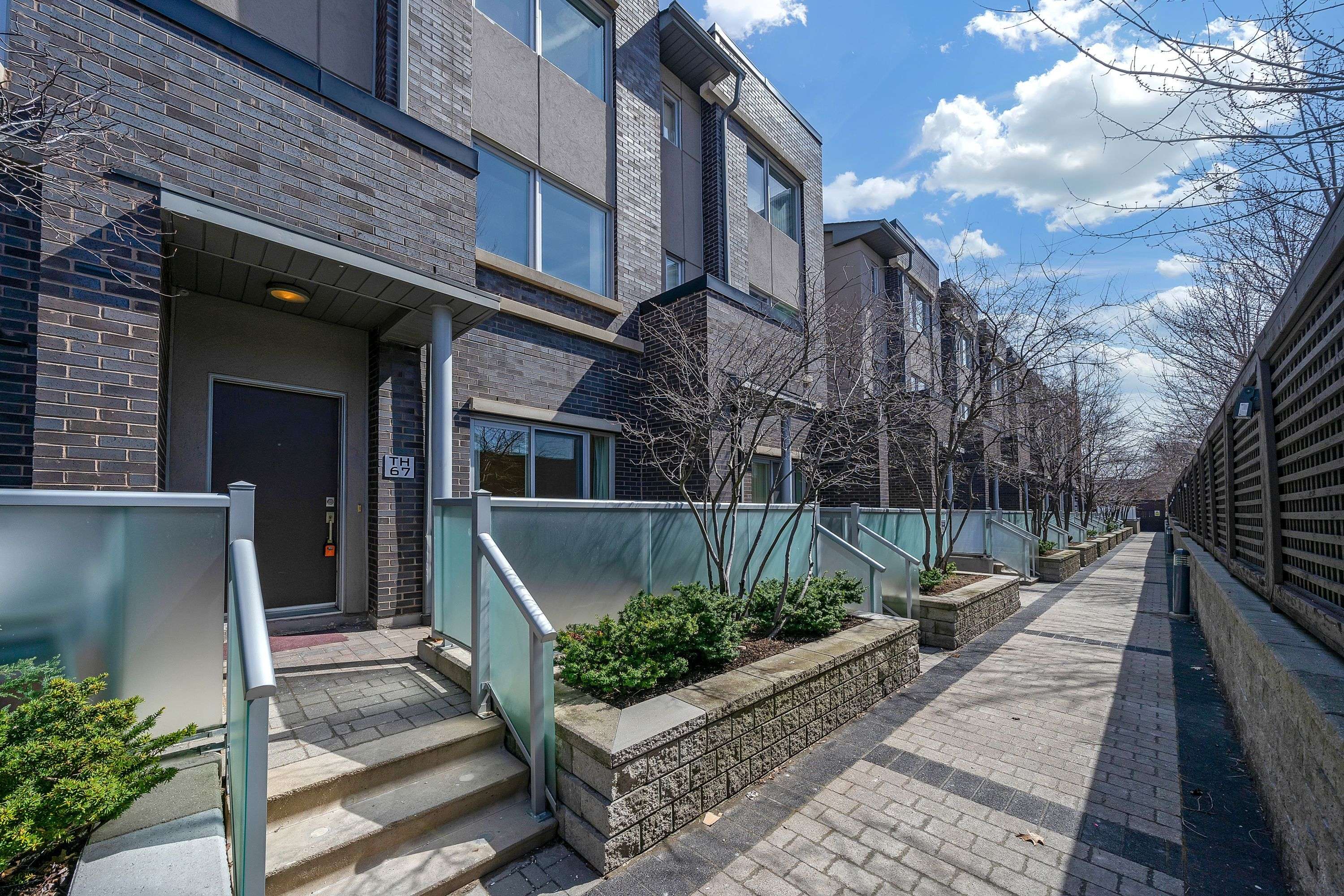 Toronto E07, ON M1S 0L2,295 Village Green SQ #67