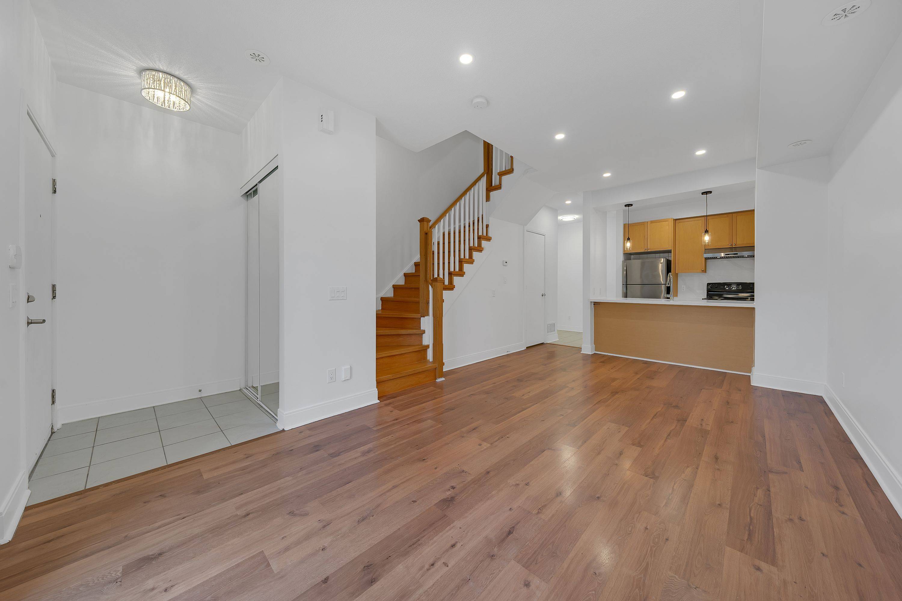 Toronto E07, ON M1S 0L2,295 Village Green SQ #67