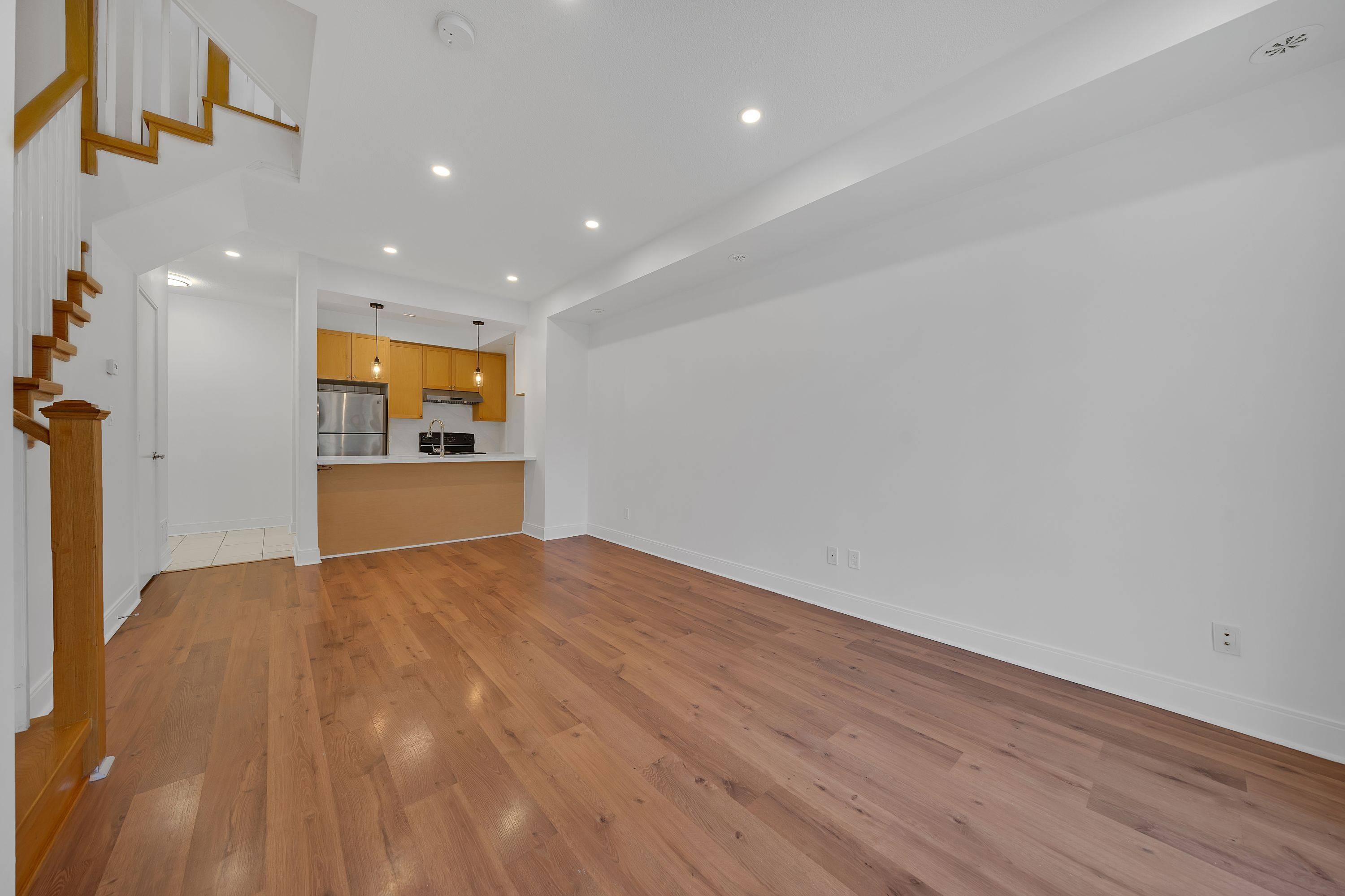 Toronto E07, ON M1S 0L2,295 Village Green SQ #67