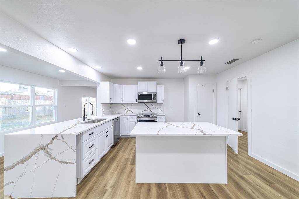 Garland, TX 75043,934 Meadowdale Circle