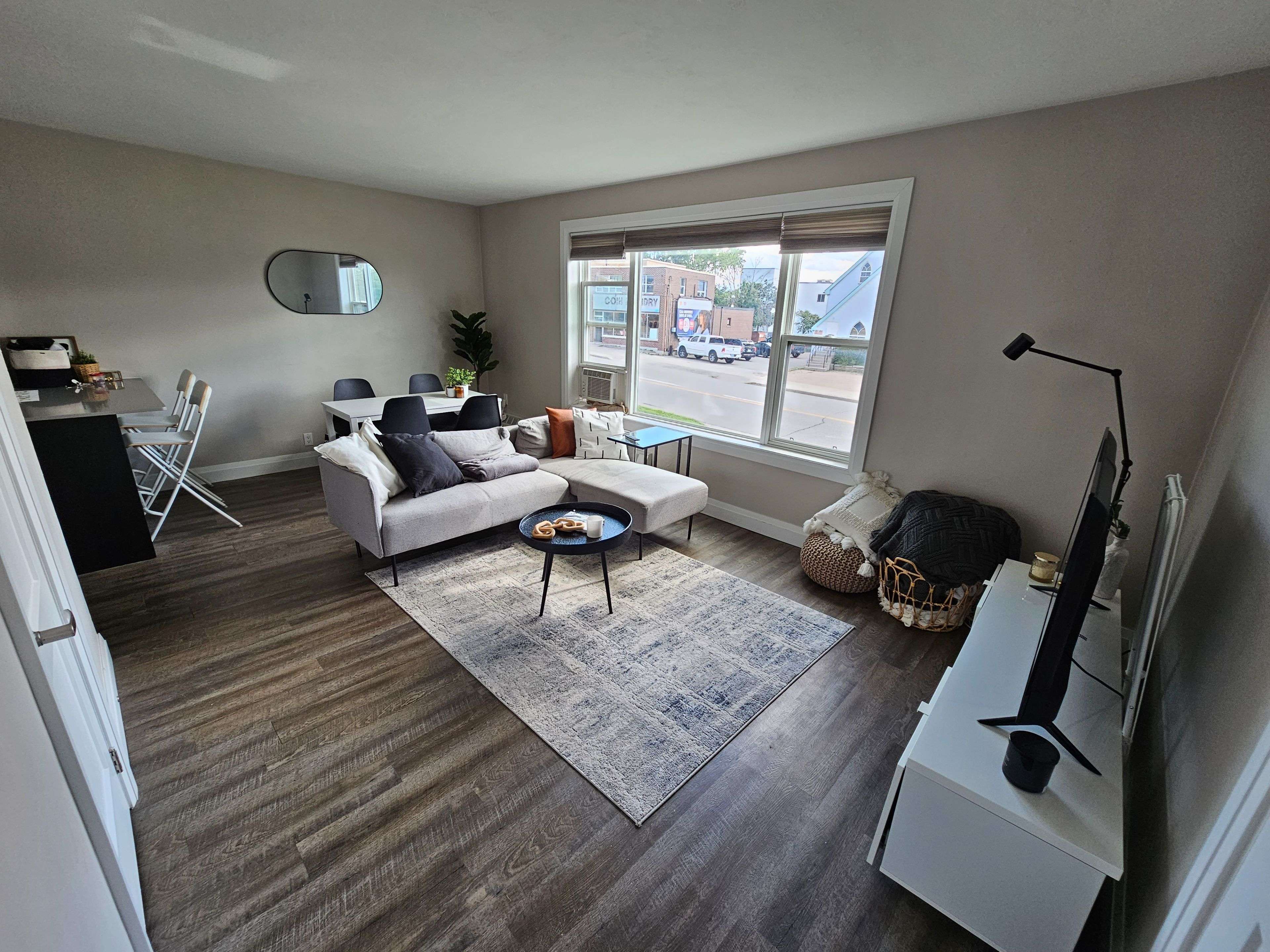 Barrie, ON L4M 3Y9,157 St Vincent ST #2