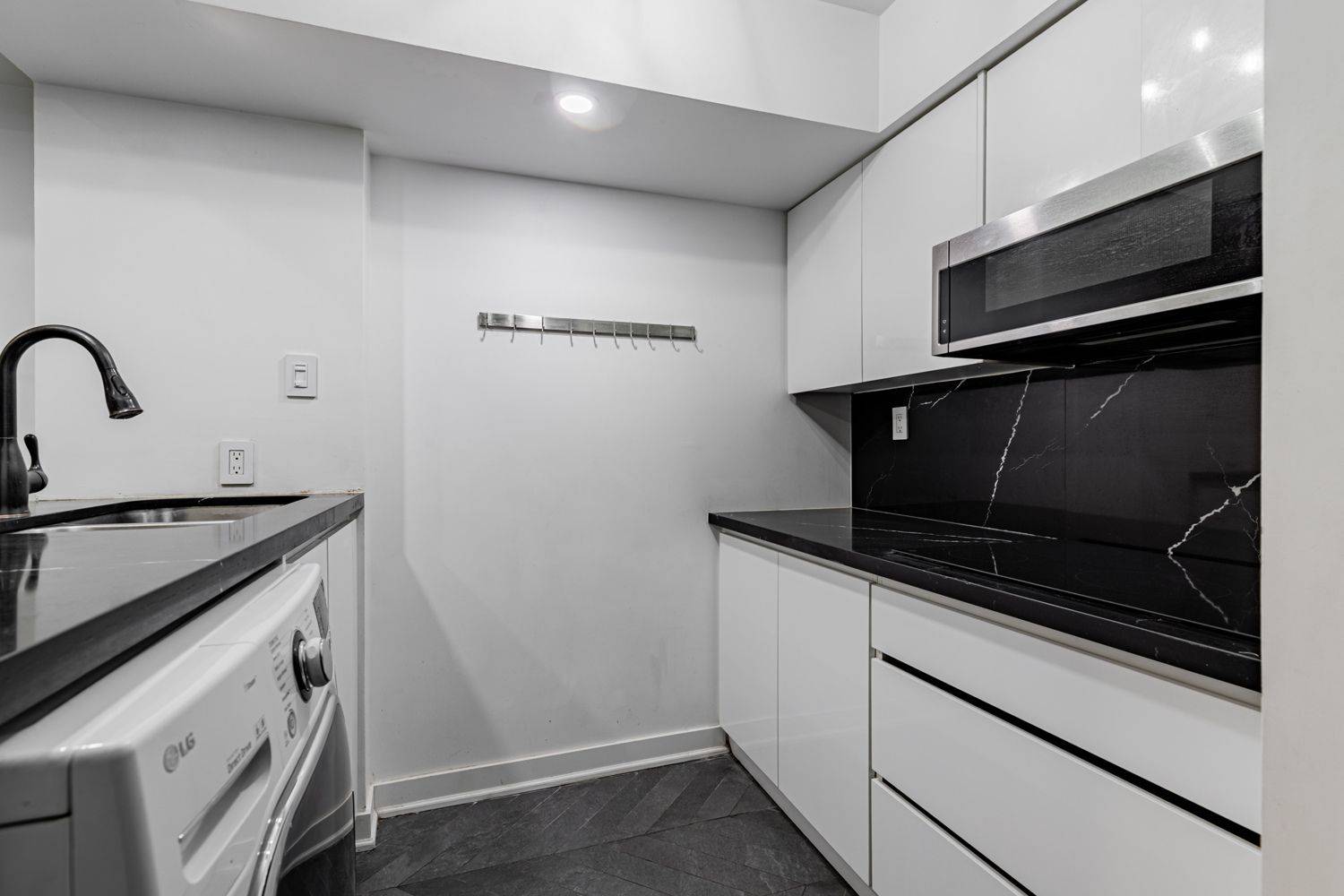 Toronto C14, ON M2N 7C2,3 Everson DR #107