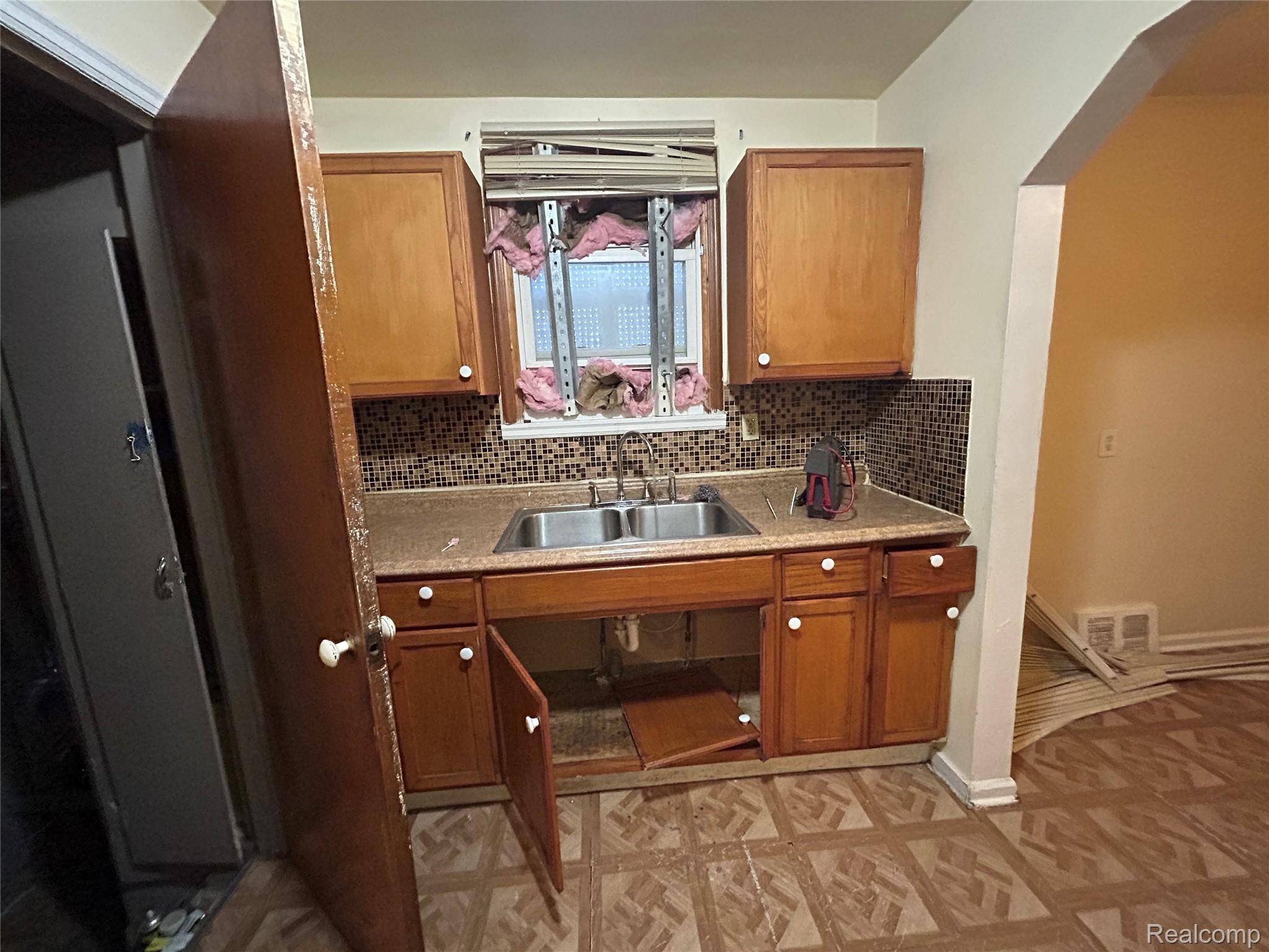 Detroit, MI 48228,6760 Warwick ST