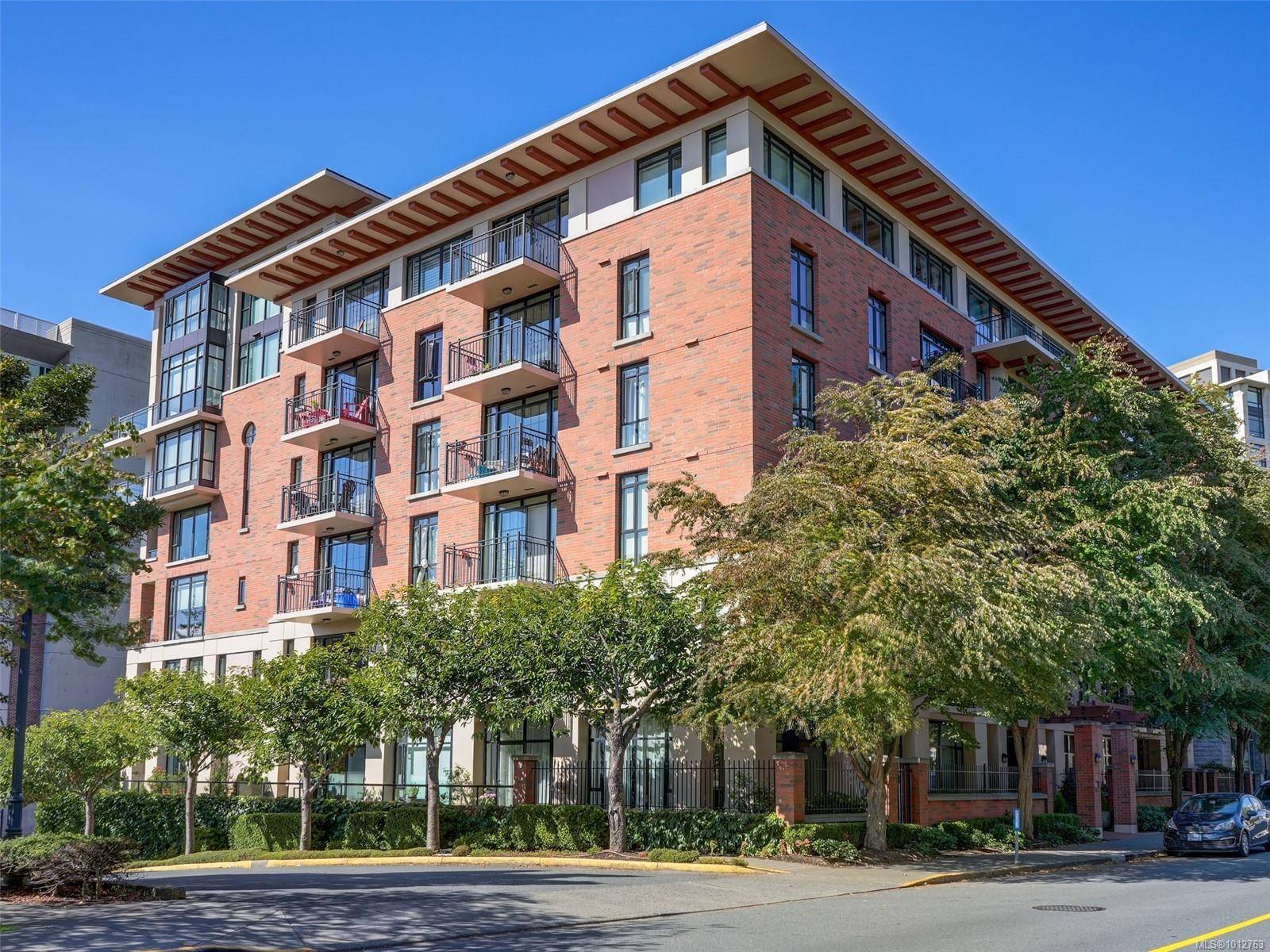 Victoria, BC V8V 5B2,827 Fairfield Rd #402