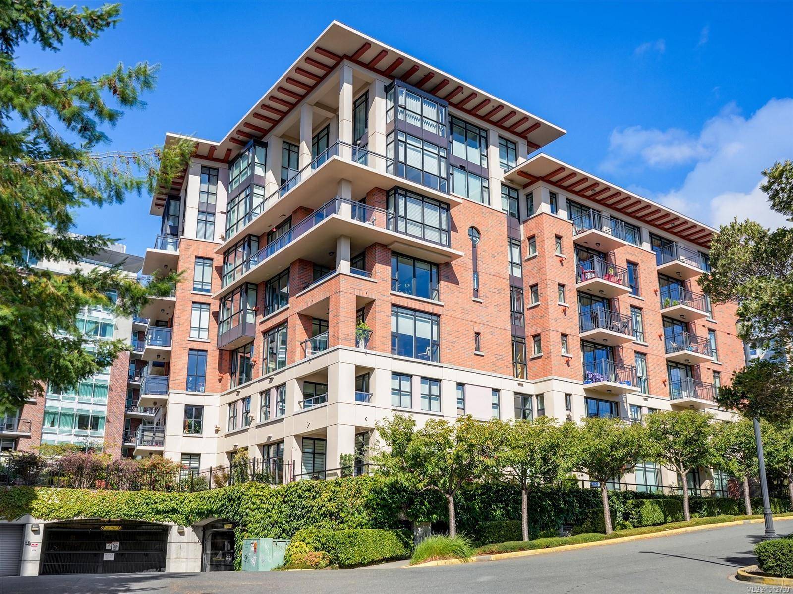 Victoria, BC V8V 5B2,827 Fairfield Rd #402