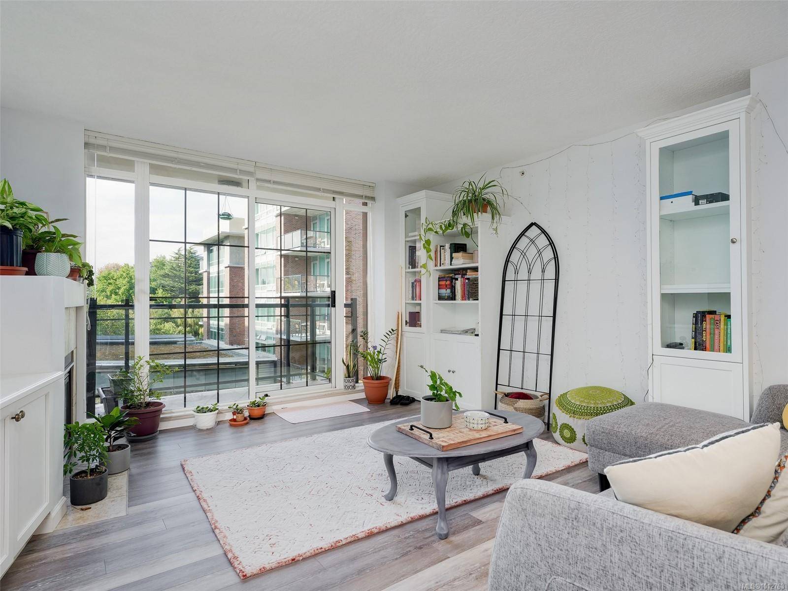 Victoria, BC V8V 5B2,827 Fairfield Rd #402