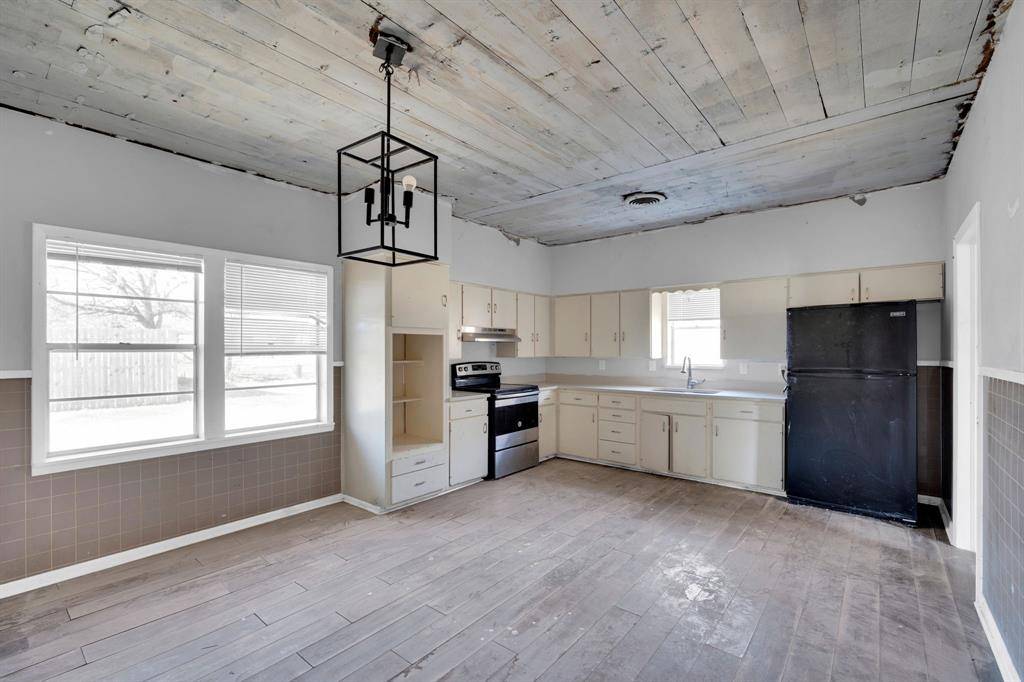 Italy, TX 76651,313 E Park