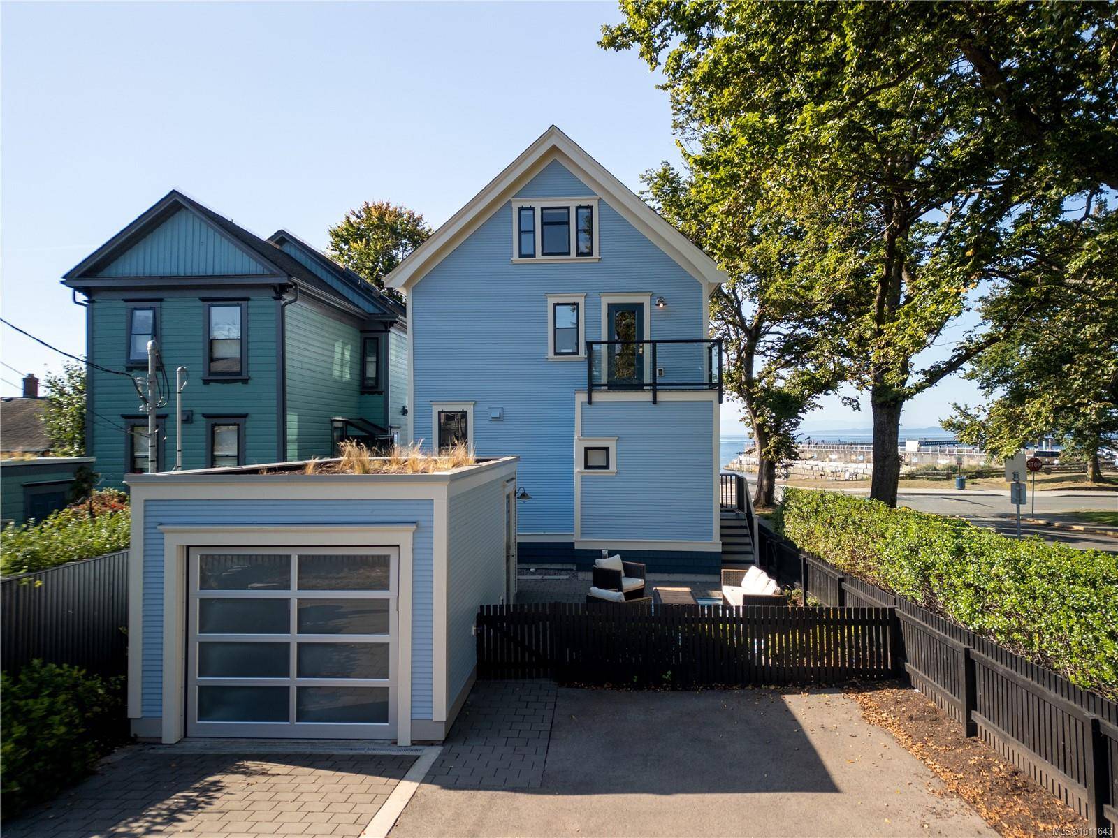 Victoria, BC V8V 1A5,222 Dallas Rd