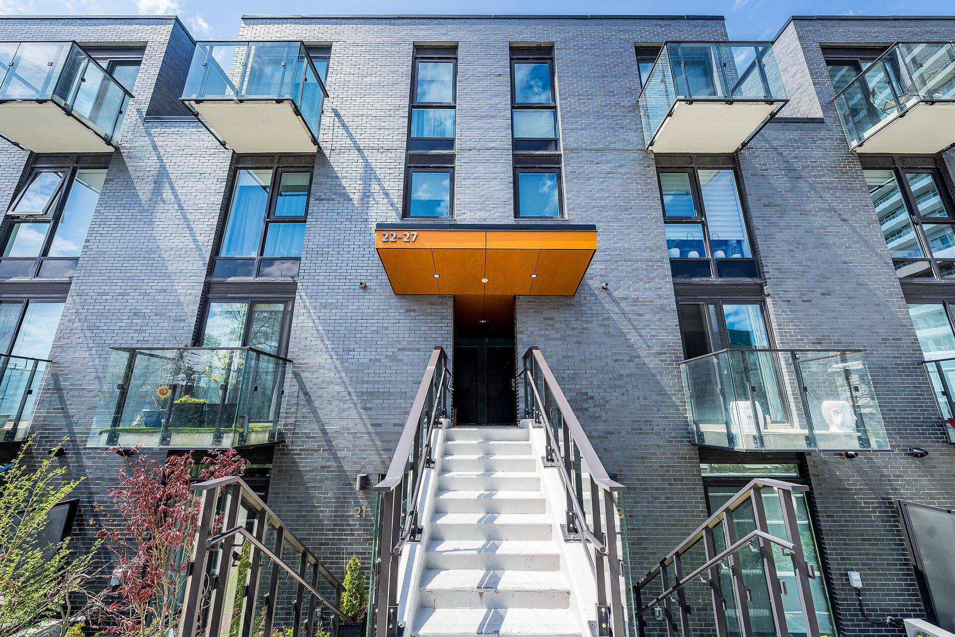 Toronto W08, ON M8X 0B3,10 Brin DR #24