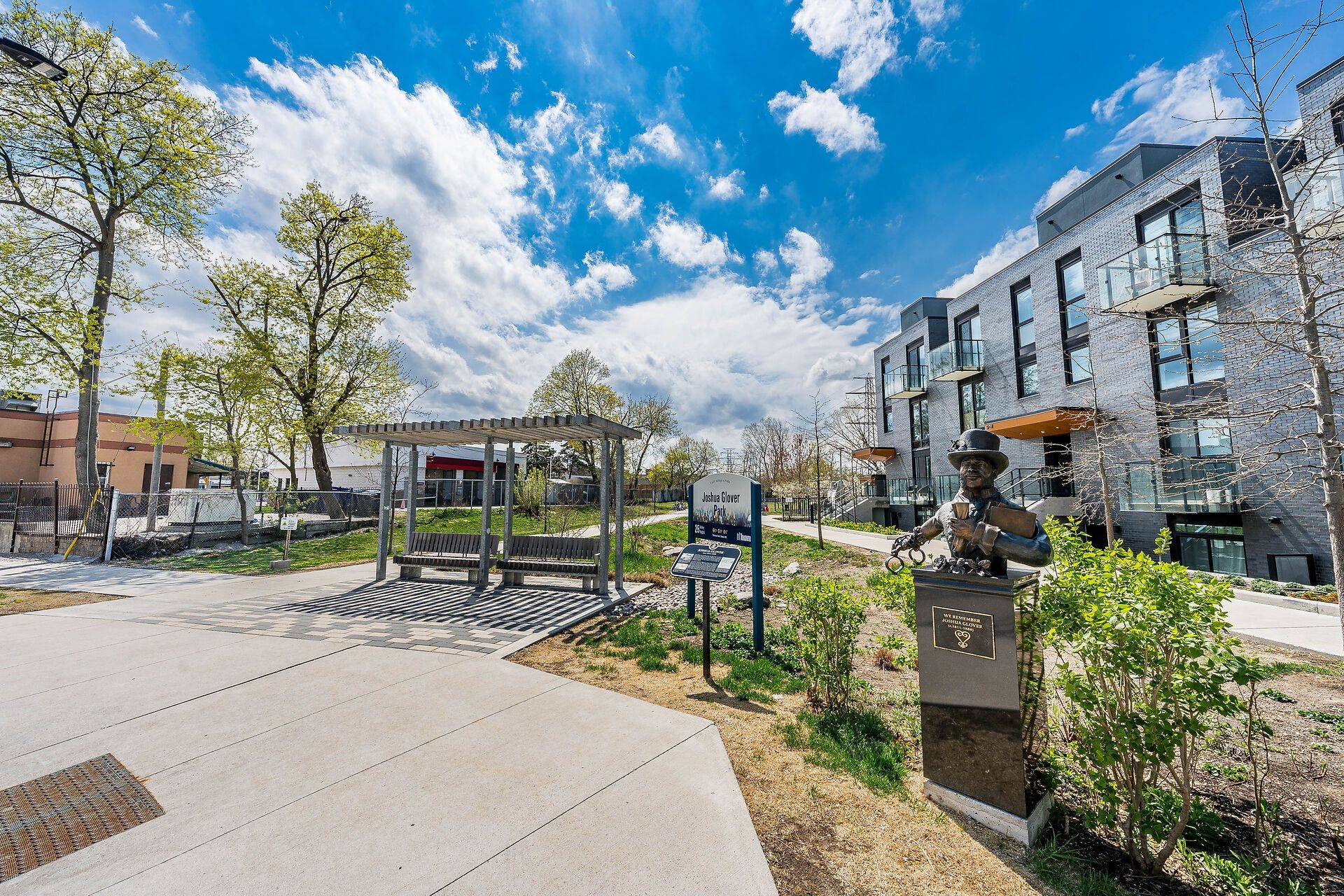 Toronto W08, ON M8X 0B3,10 Brin DR #24