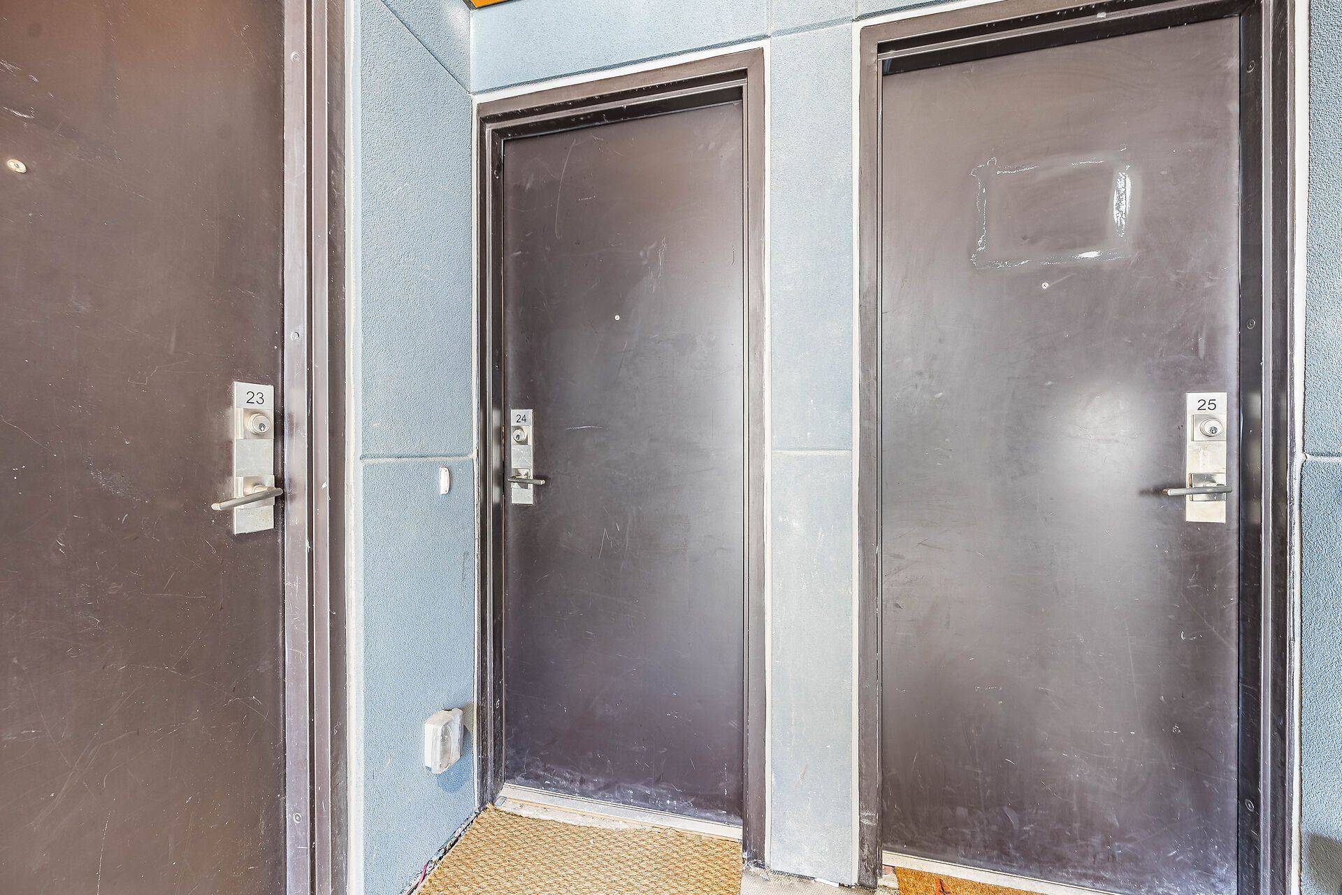 Toronto W08, ON M8X 0B3,10 Brin DR #24