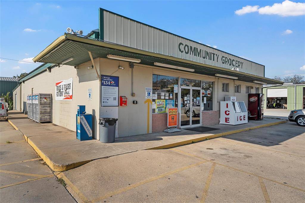 West, TX 76691,203 W Pine Street
