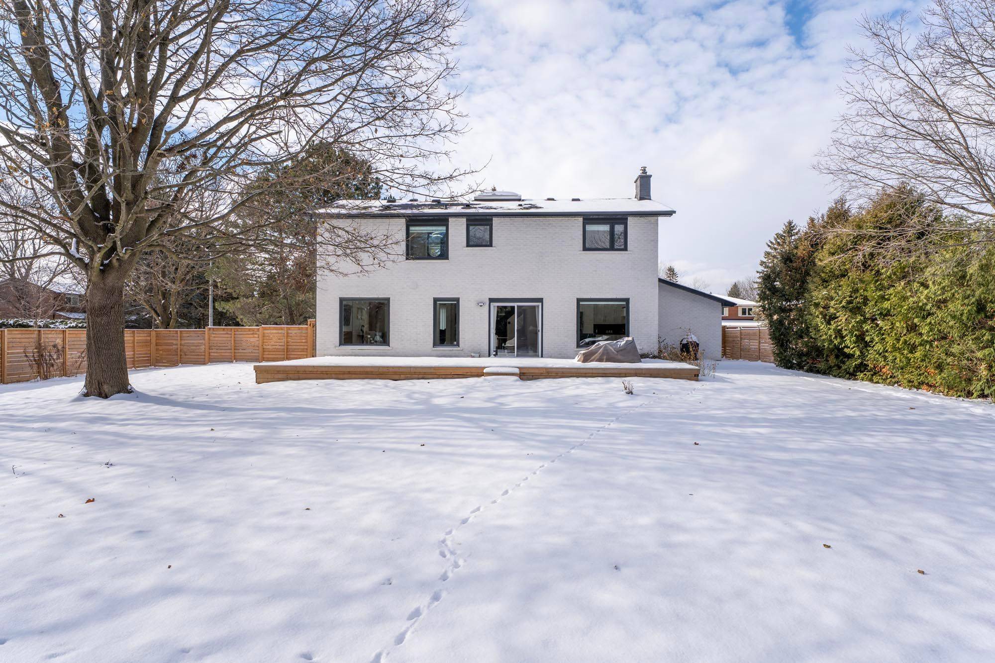 Richmond Hill, ON L4E 2P1,1 Rosegarden CRES #Upper Floor