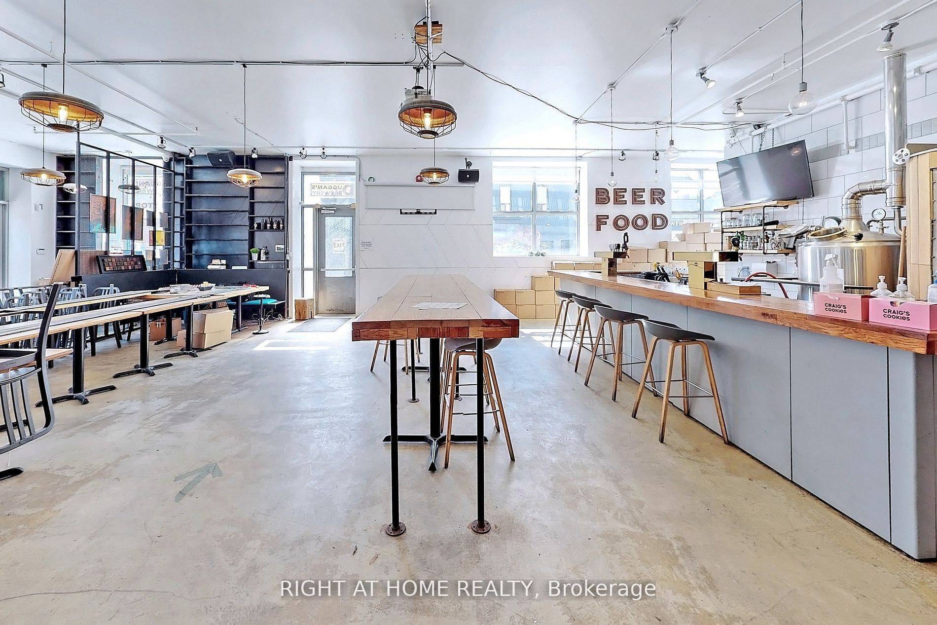 Toronto W01, ON M6K 1L4,1346 Queen ST W