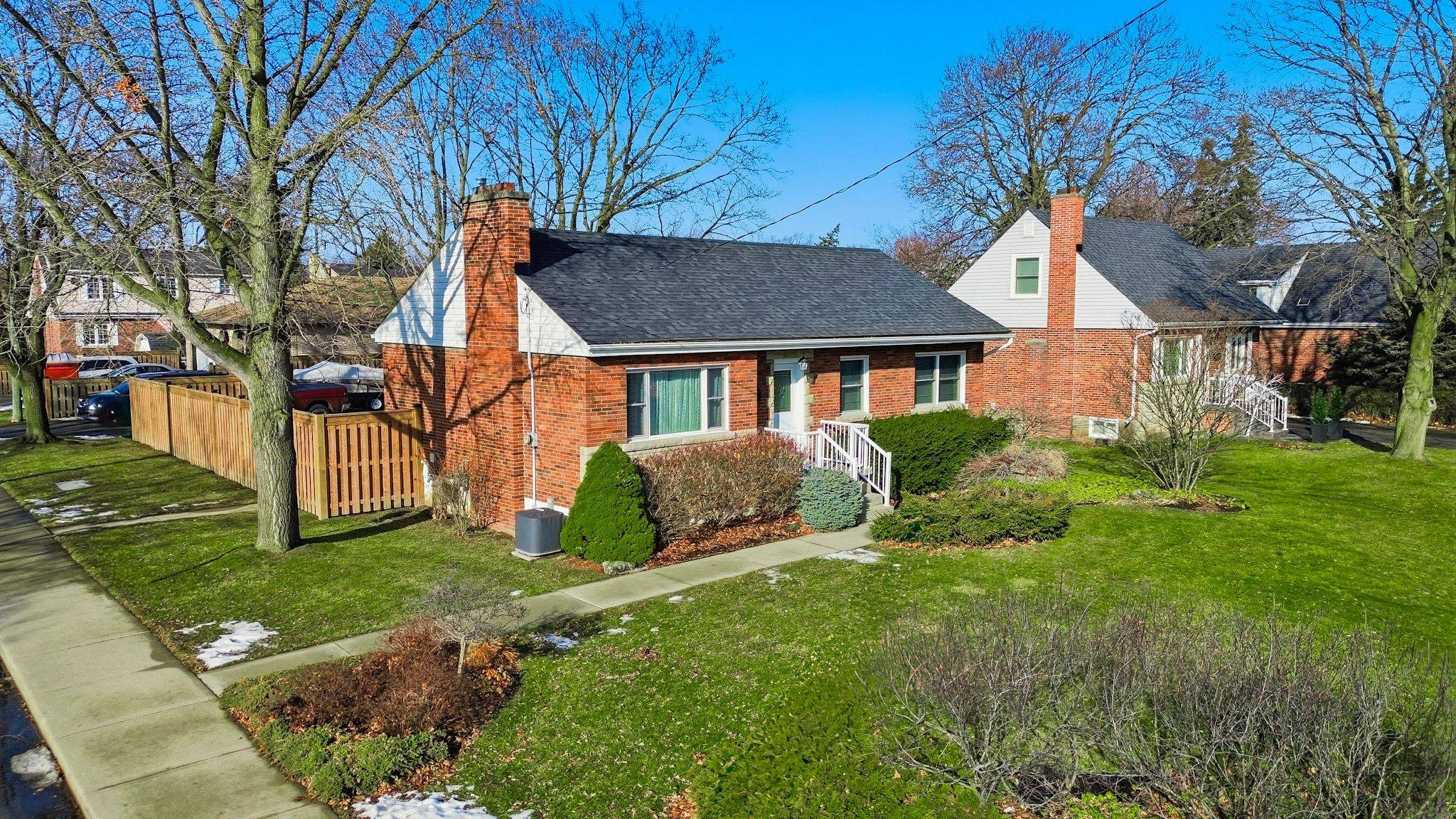 Hamilton, ON L8K 4A9,1 Bryant CT