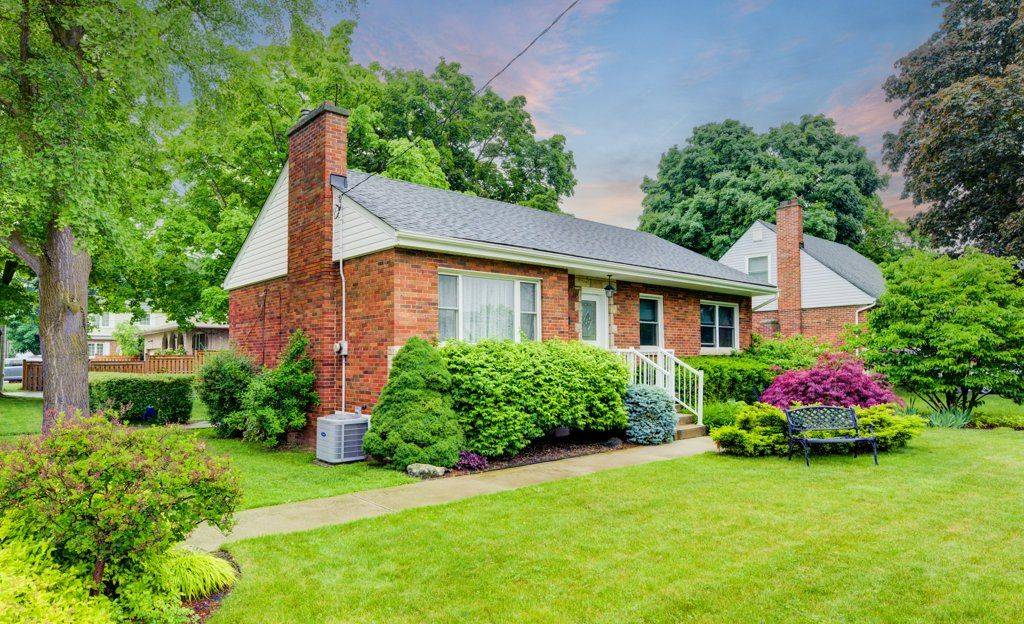 Hamilton, ON L8K 4A9,1 Bryant CT