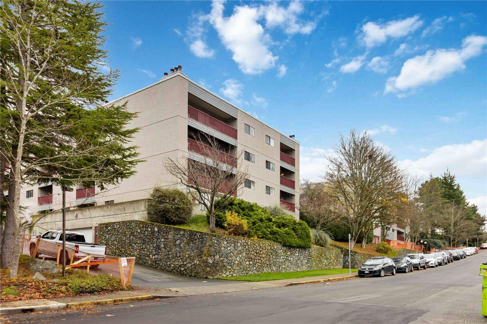 Saanich, BC V8X 1E5,3255 Glasgow Ave #308