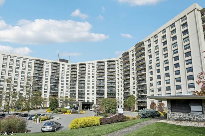 Verona Twp., NJ 07044,2 Claridge Dr #2NW