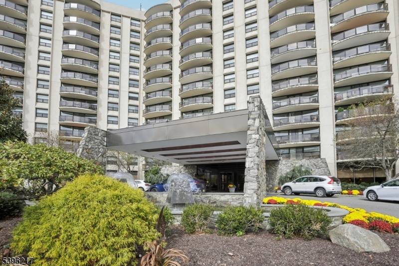 Verona Twp., NJ 07044,2 Claridge Dr #2NW