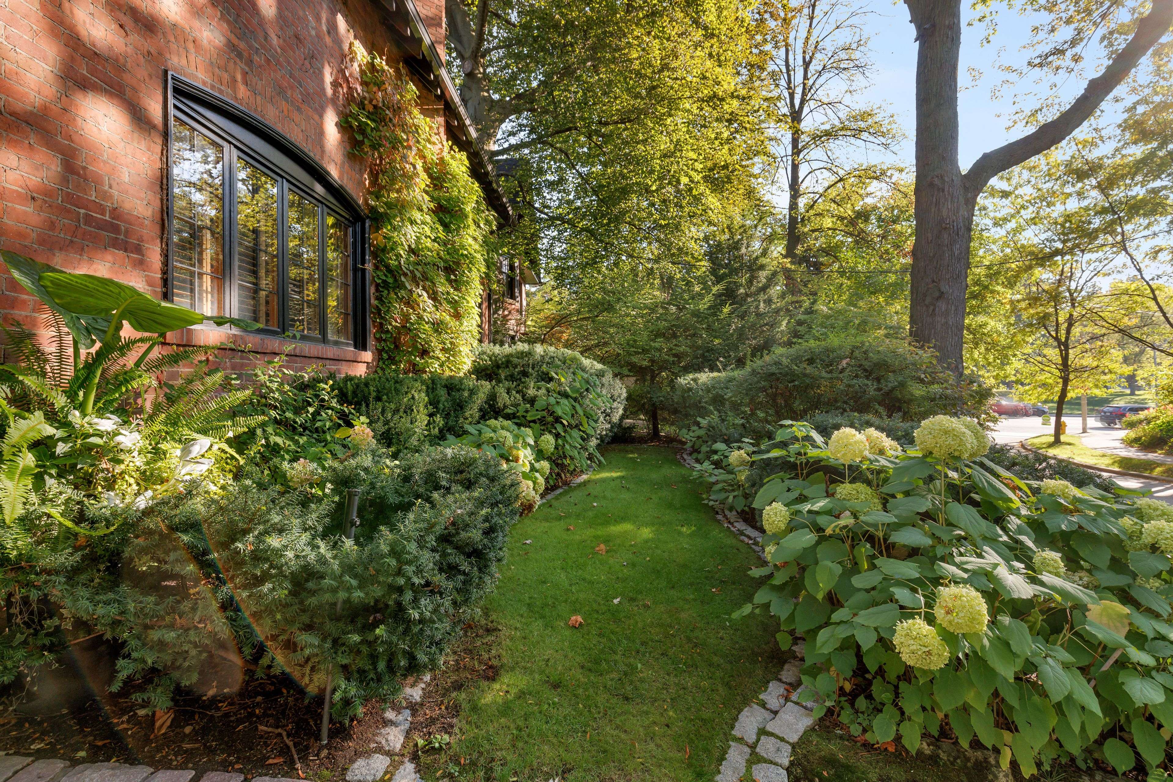 Toronto C09, ON M4W 1J9,20 McKenzie AVE