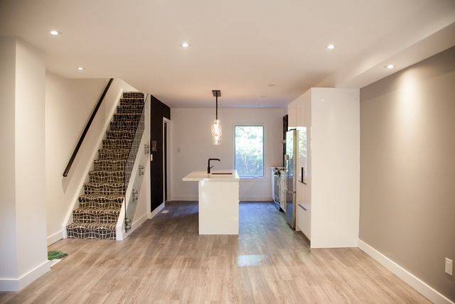 Toronto C08, ON M5A 4C9,55 Longboat AVE