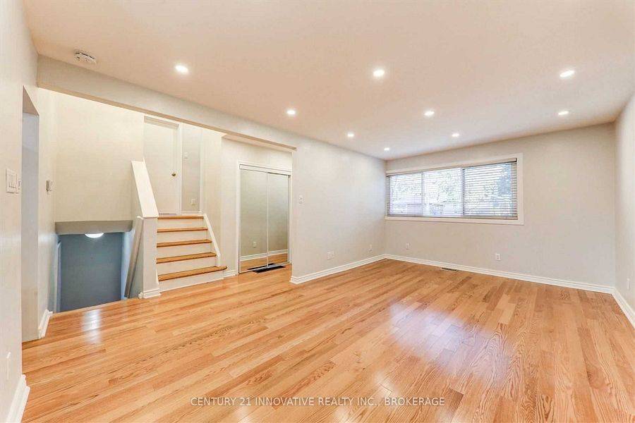 Toronto E09, ON M1G 2T6,886 Brimorton DR #Main