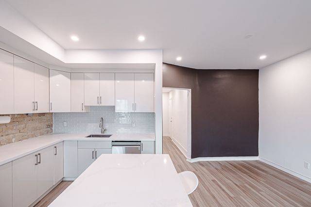 Toronto E01, ON M4M 1K2,989 Queen ST E #3