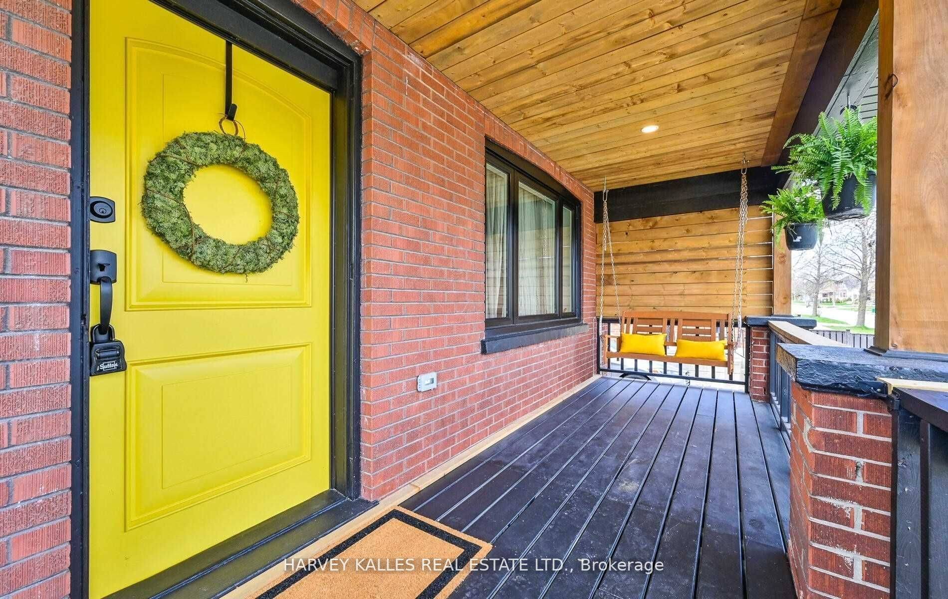 Oshawa, ON L1H 5R8,262 Oshawa BLVD S