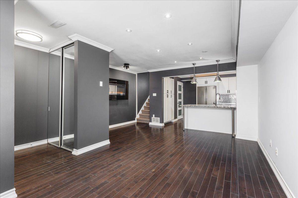 Newmarket, ON L3Y 8J3,115 Main ST S #47