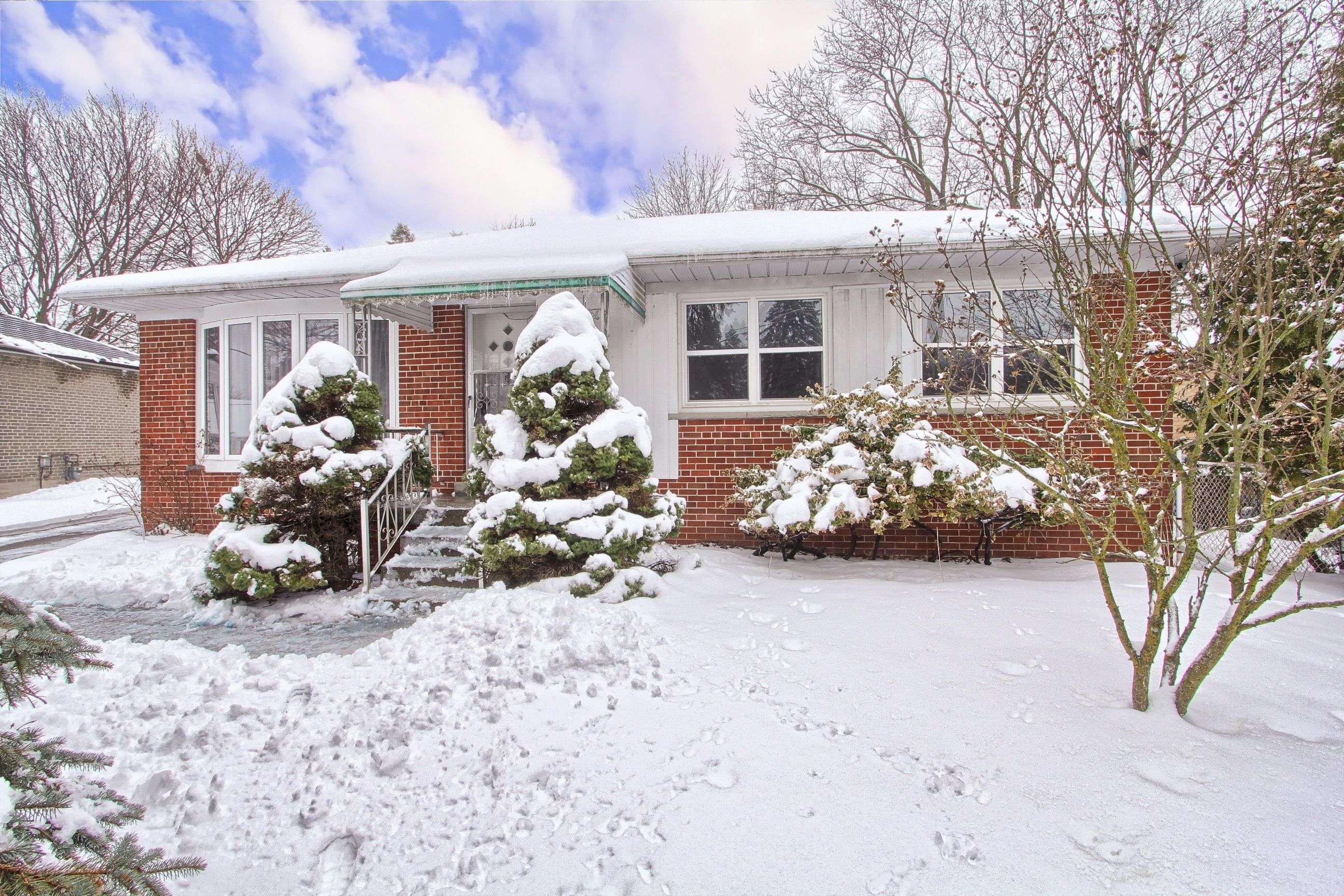 Newmarket, ON L3Y 2K1,72 Monkswood CRES