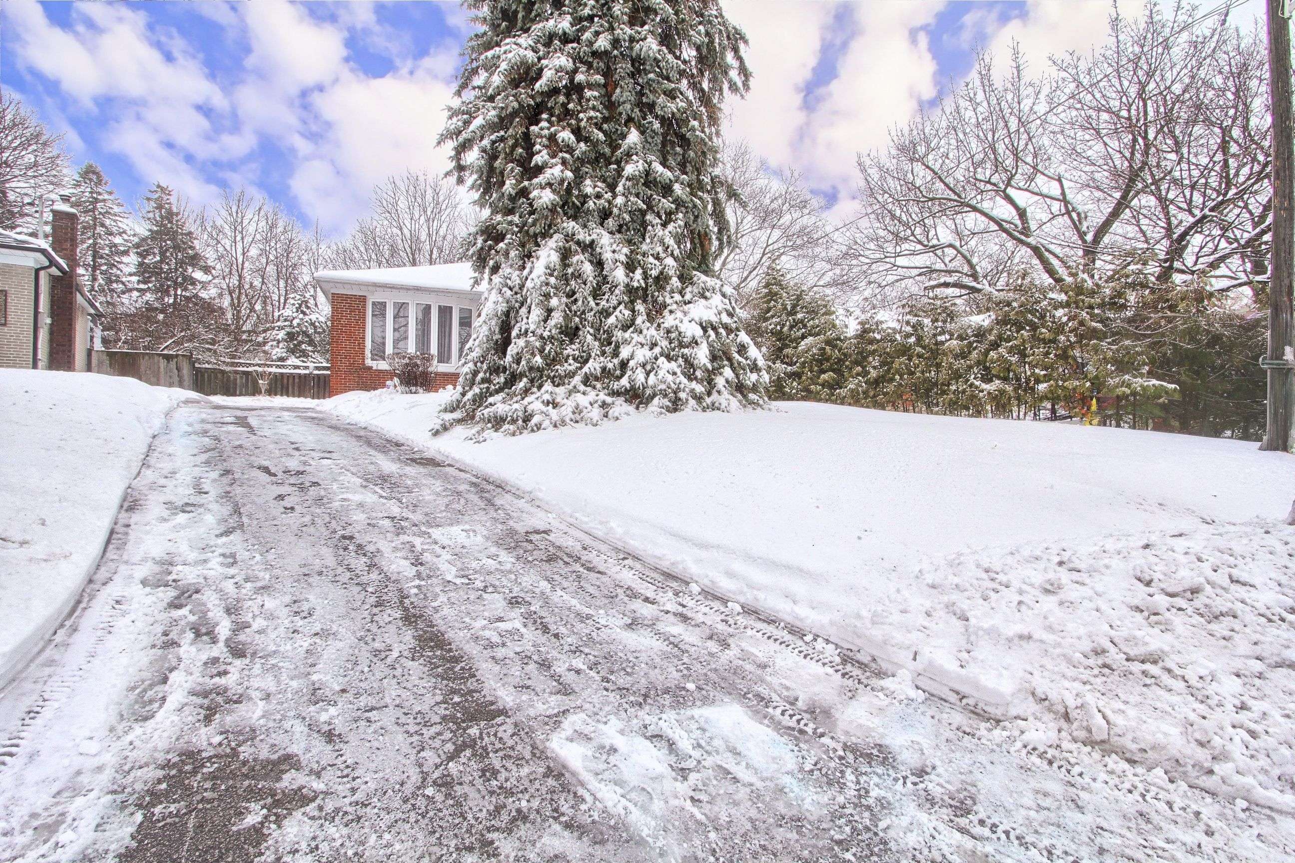 Newmarket, ON L3Y 2K1,72 Monkswood CRES