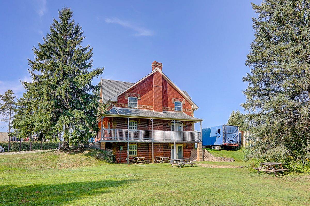 East Gwillimbury, ON L3Y 4W1,2768 Davis DR