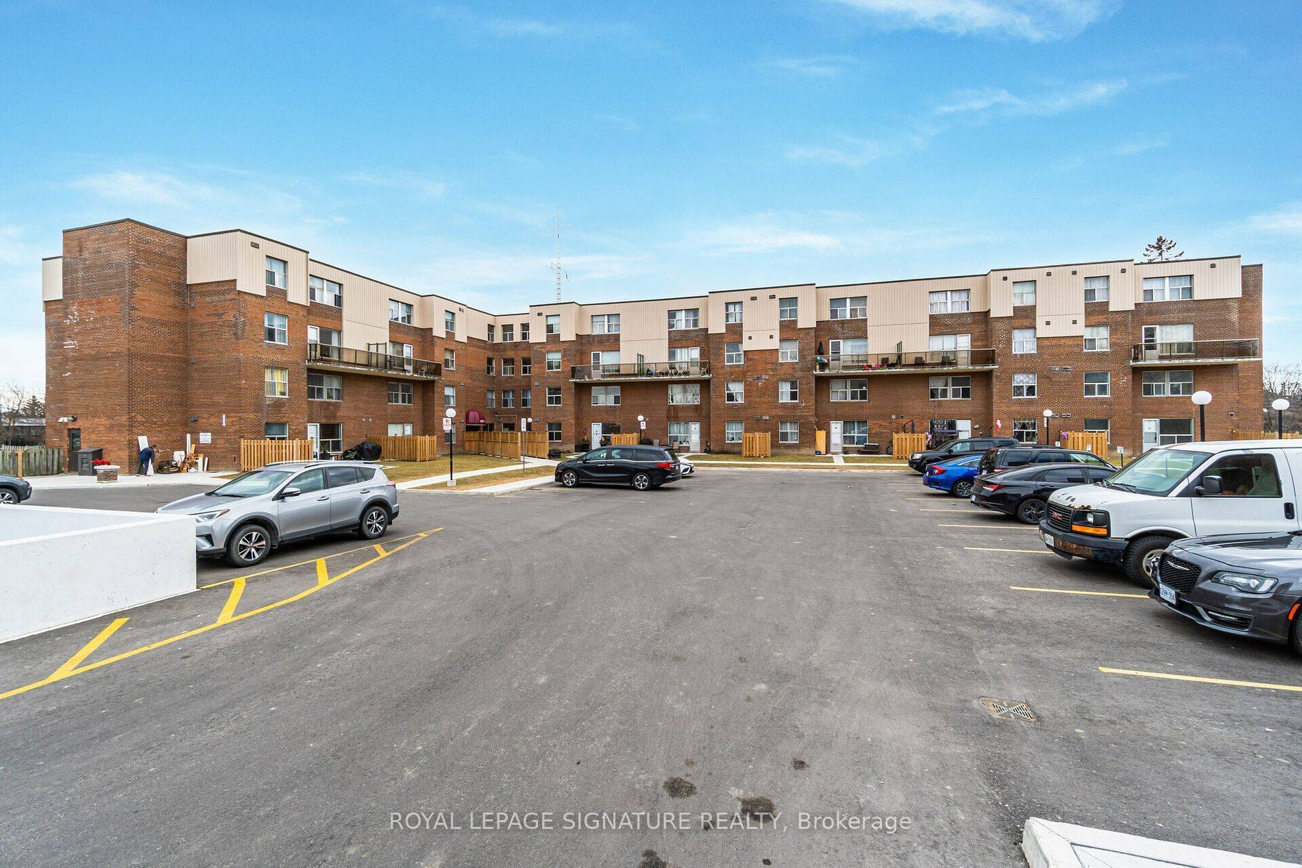 Mississauga, ON L5C 2T8,1055A Forestwood DR #103(upper)