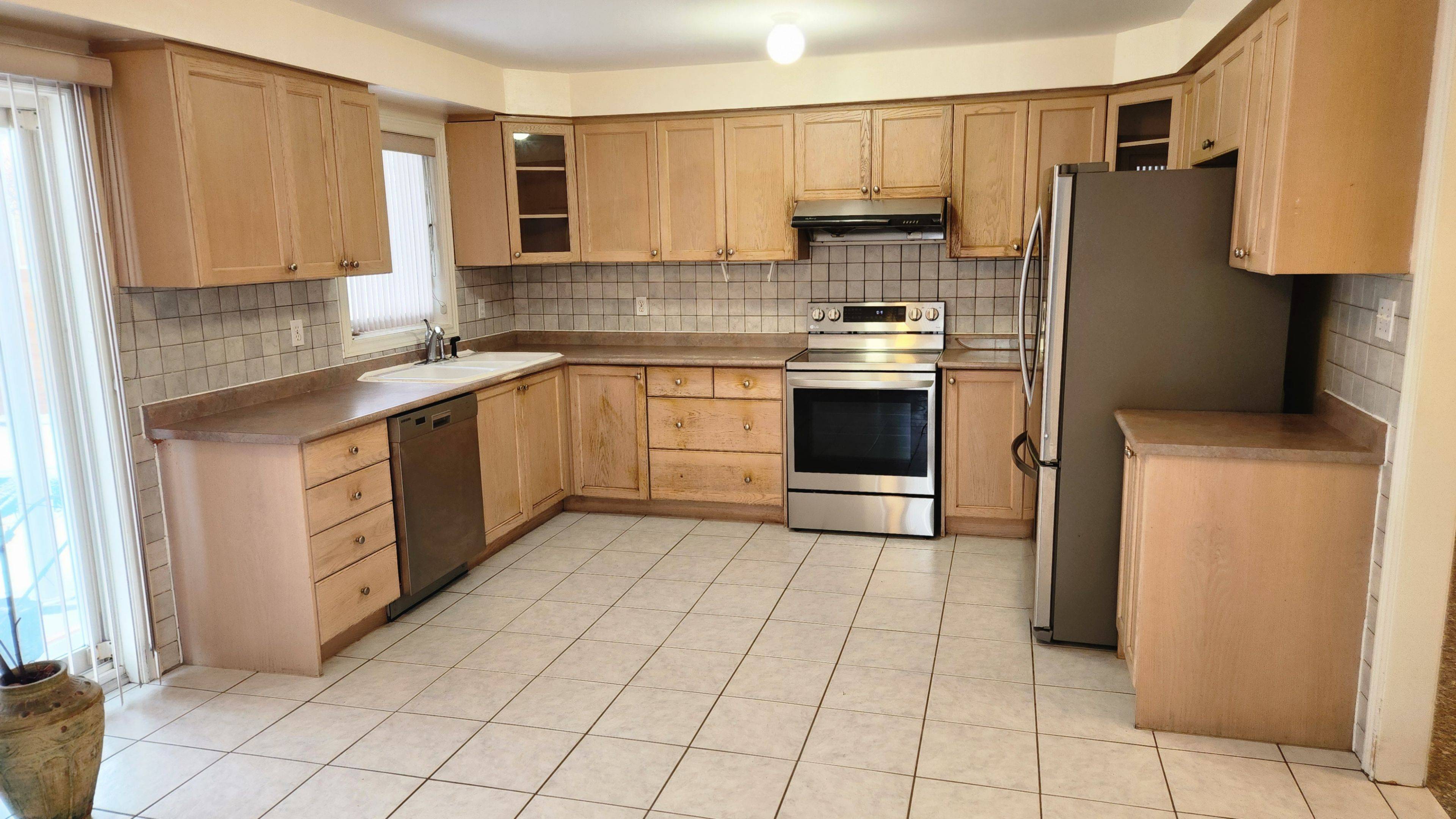 Toronto W05, ON M9M 1E5,44 Reuben AVE