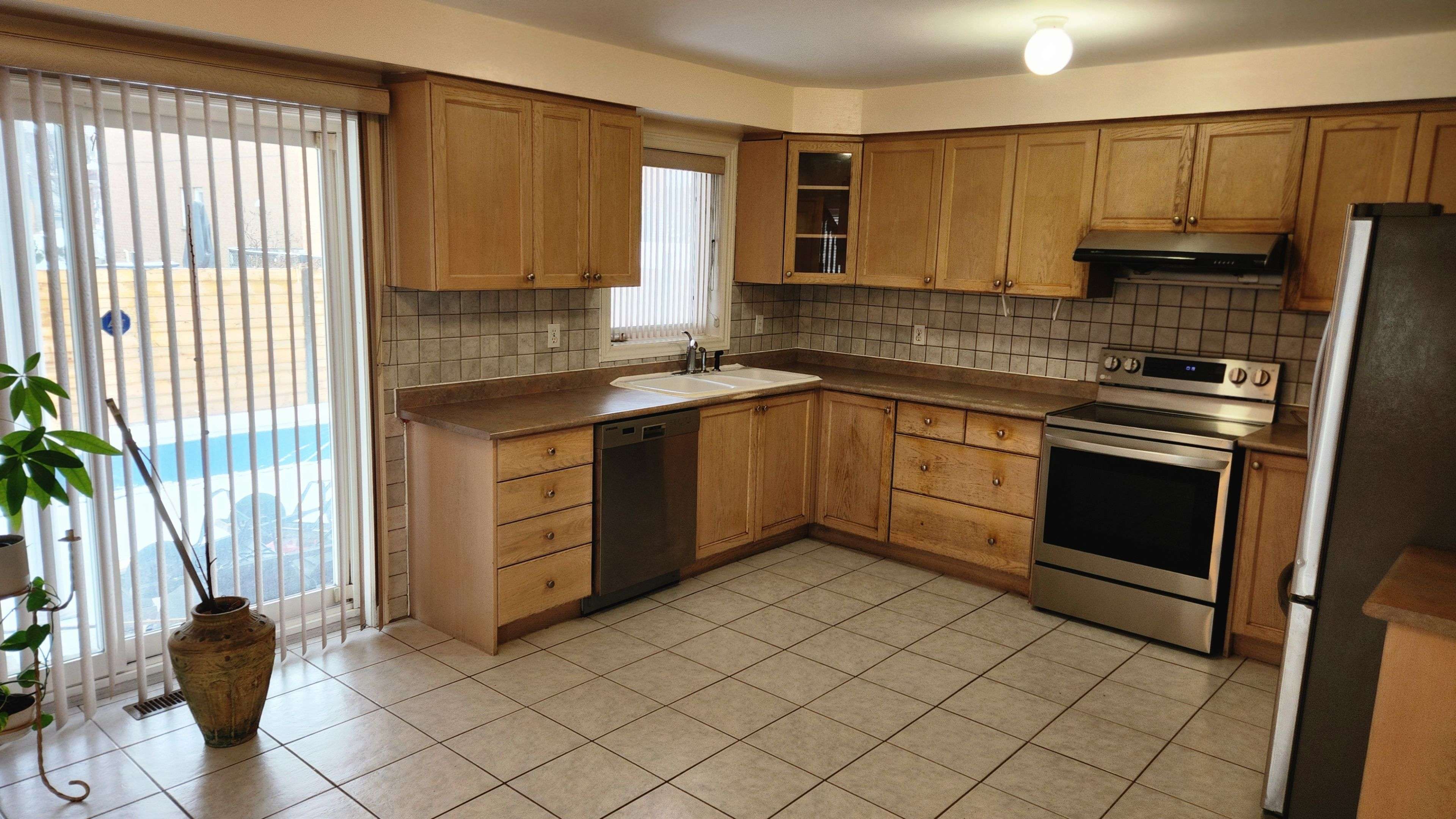 Toronto W05, ON M9M 1E5,44 Reuben AVE