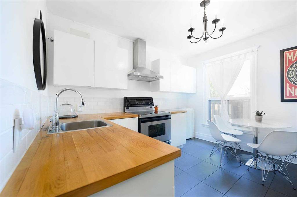 Hamilton, ON L8M 2T2,17 Fairholt ST S #Upper