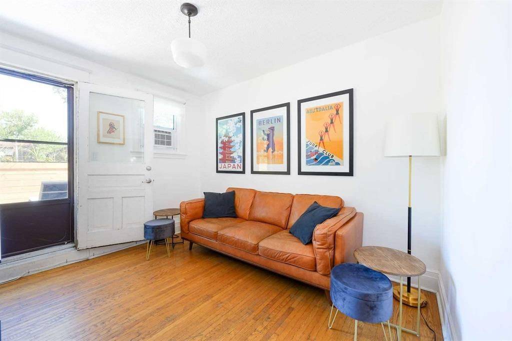 Hamilton, ON L8M 2T2,17 Fairholt ST S #Upper