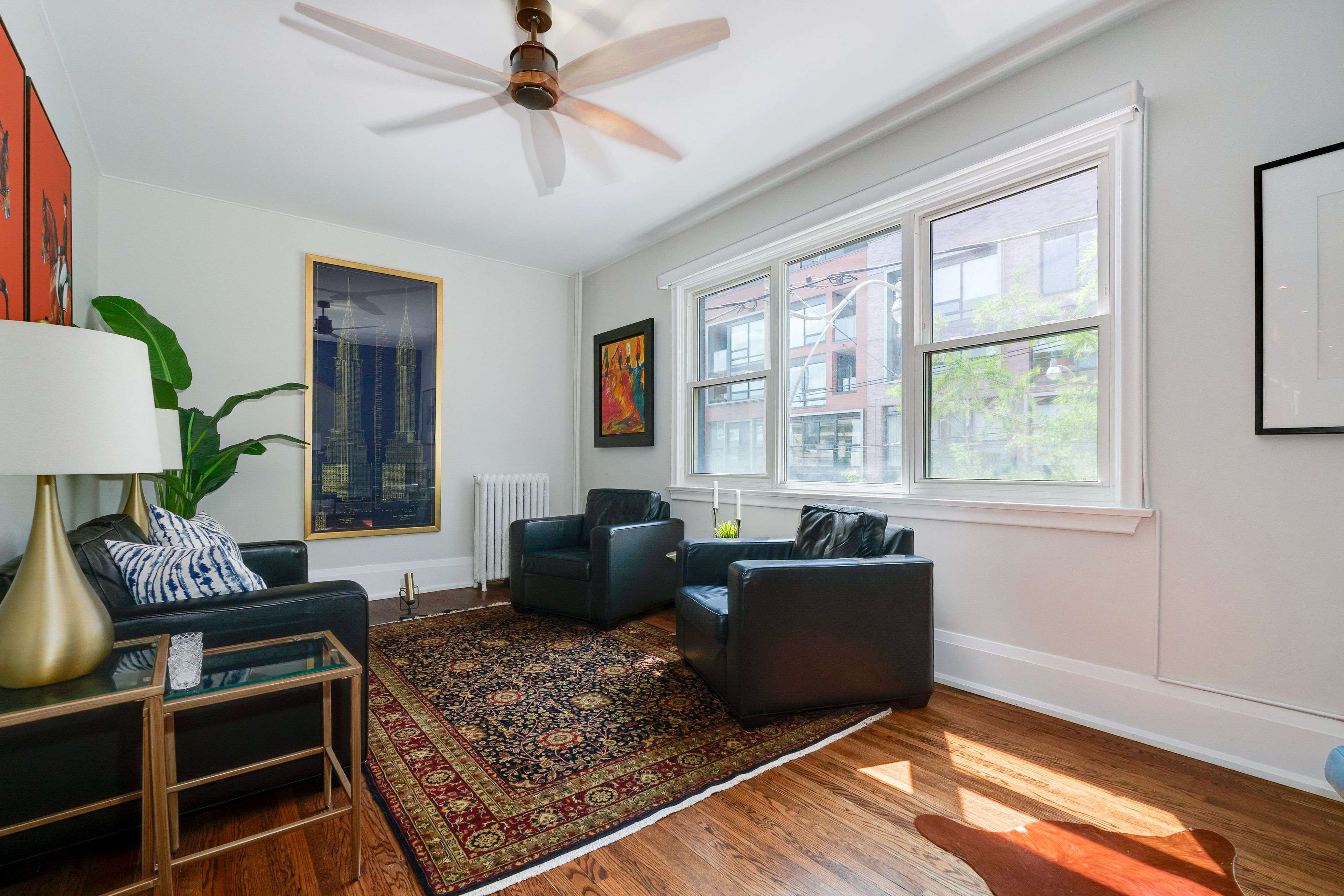 Toronto E01, ON M4M 1J3,894 Queen ST E #201