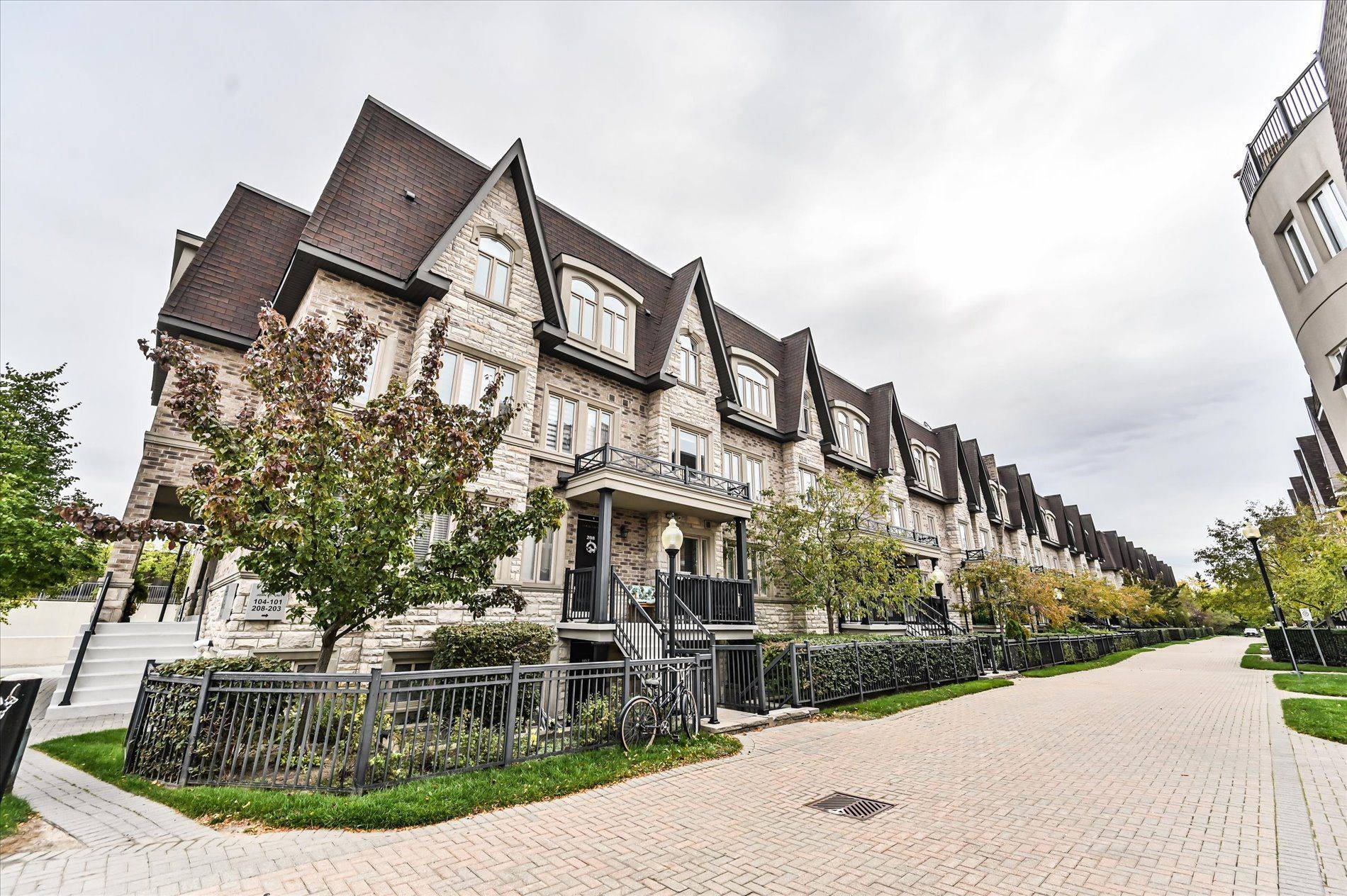 Markham, ON L3T 0B1,320 John ST #207