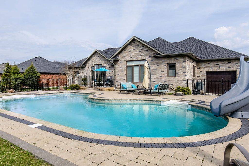 Springwater, ON L0L 1Y3,25 MENNILL DR