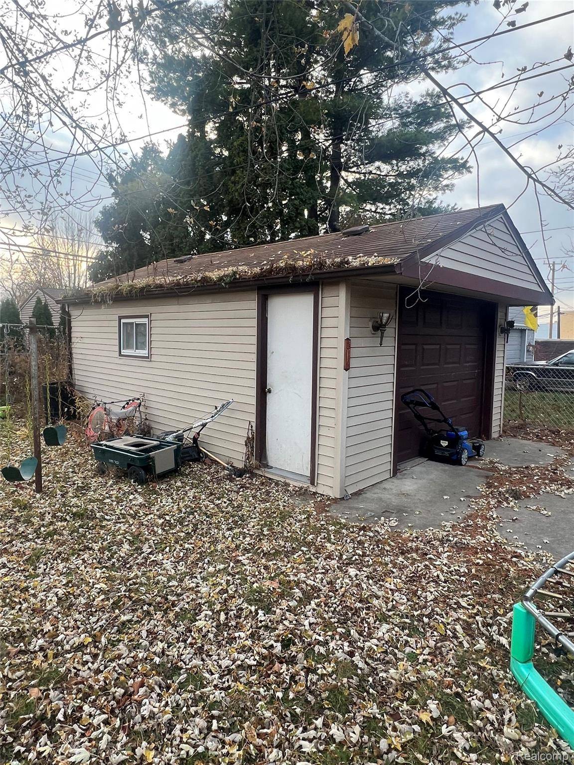 Allen Park, MI 48101,15571 White AVE