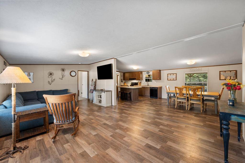 Barry, TX 75102,1517 County Road 2162