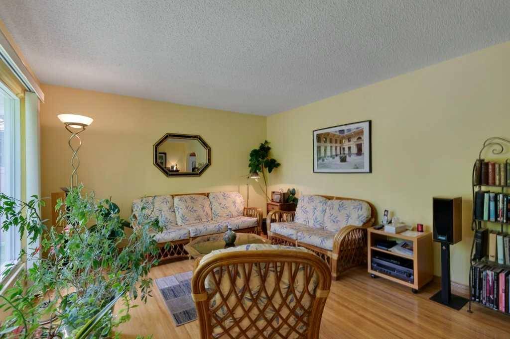 Calgary, AB T3E 4C7,2623 Glencastle ST SW