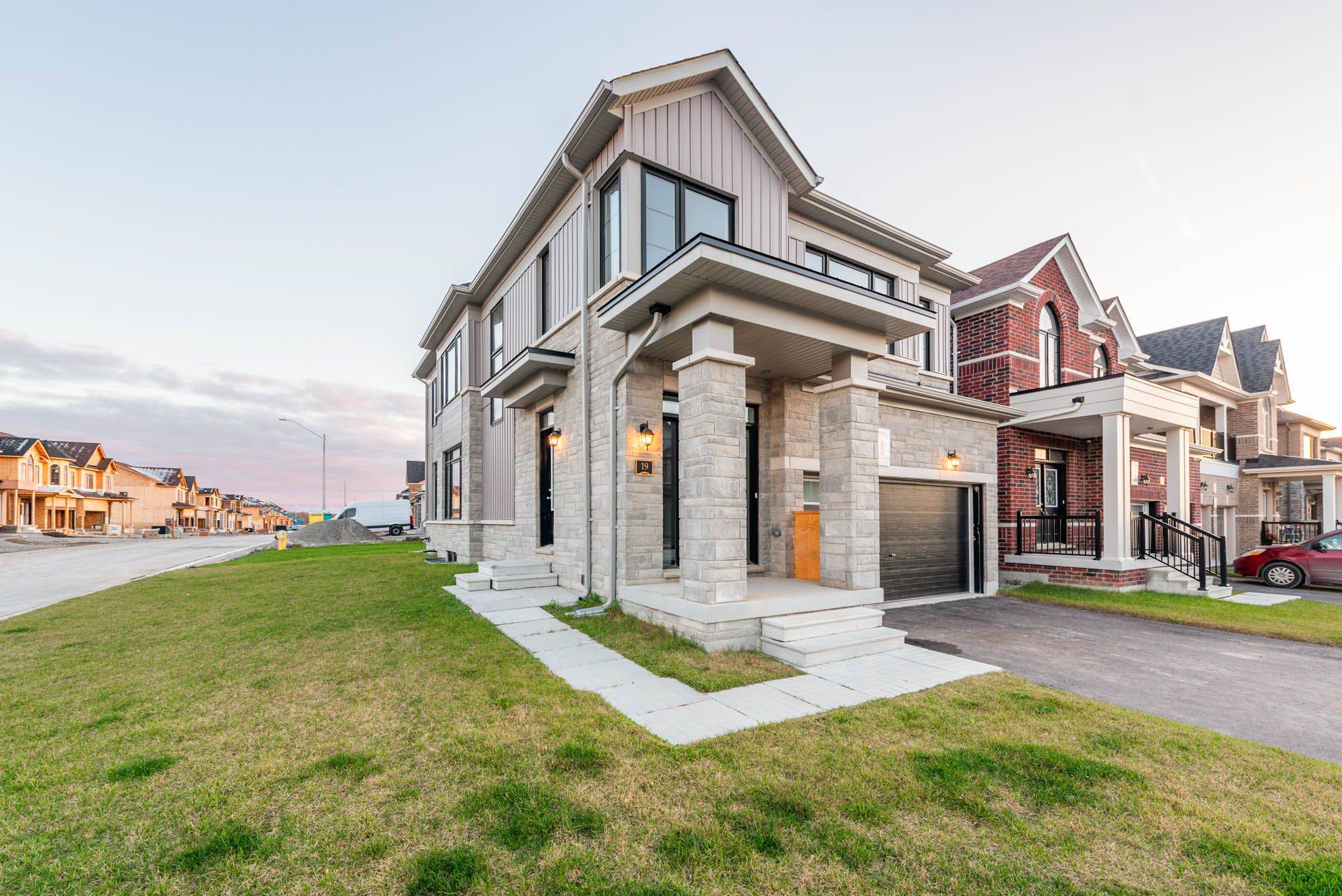 Barrie, ON L9S 2Z8,19 Valleybrook RD #Upper