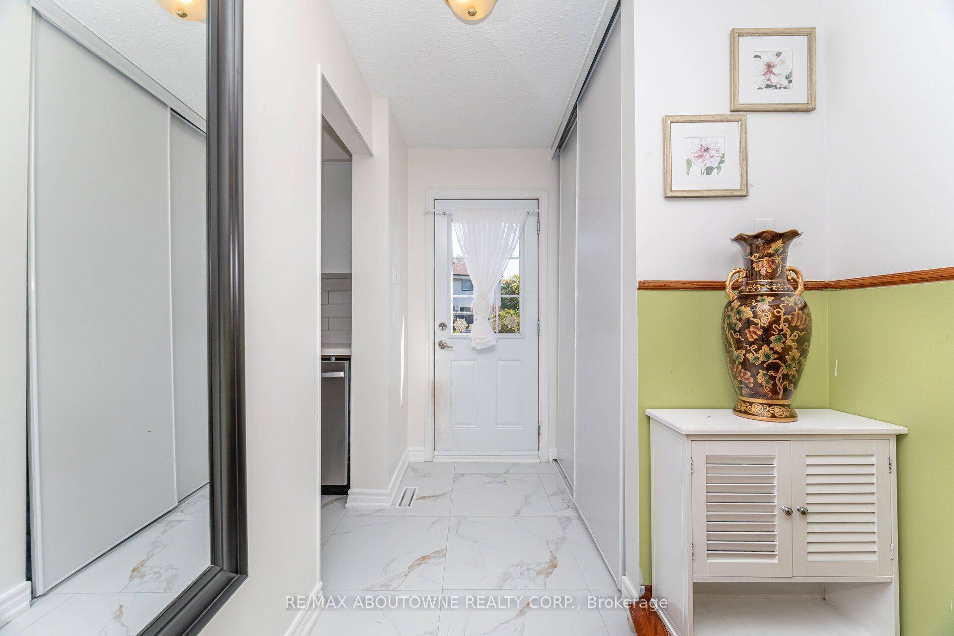 Mississauga, ON L5N 2E4,2779 Gananoque DR #106