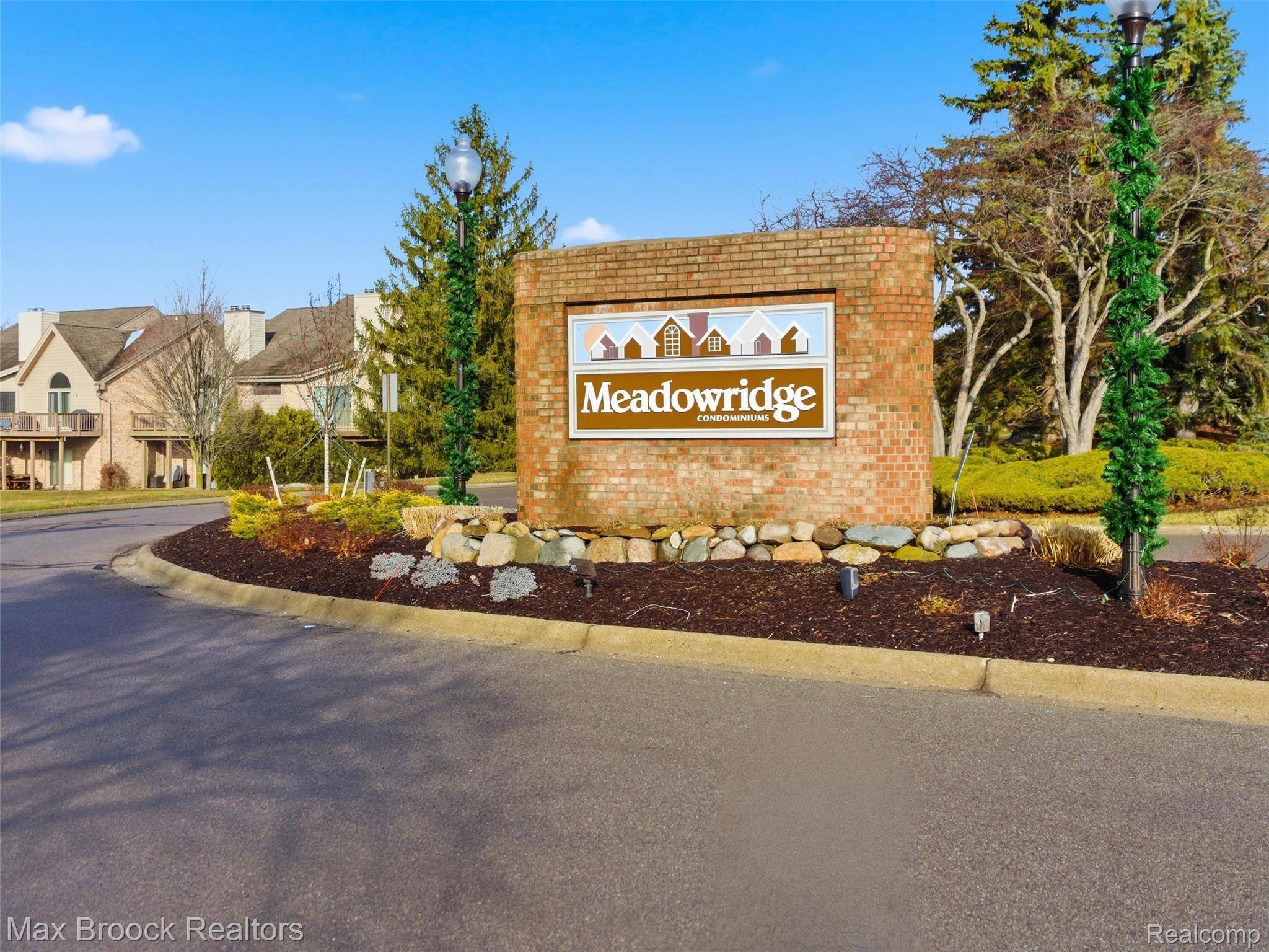 Farmington Hills, MI 48334,30127 N Meadowridge