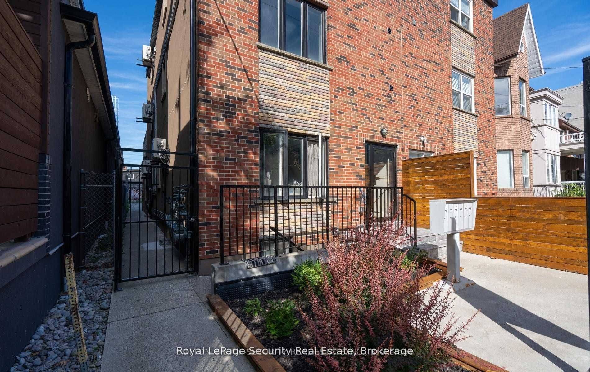 Toronto C01, ON M5T 2R5,62 Lippincott ST #4